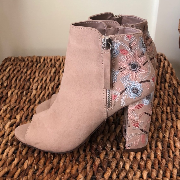 SO Shoes - SO Damselfly Nude color embroidered peep toe boots